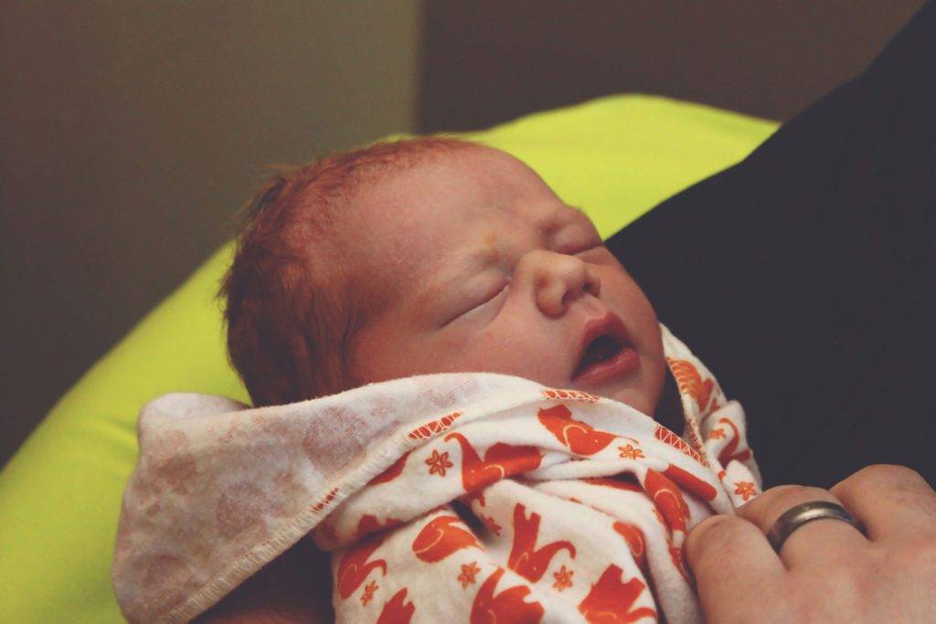 Почему новорожденный чихает | уроки для мам