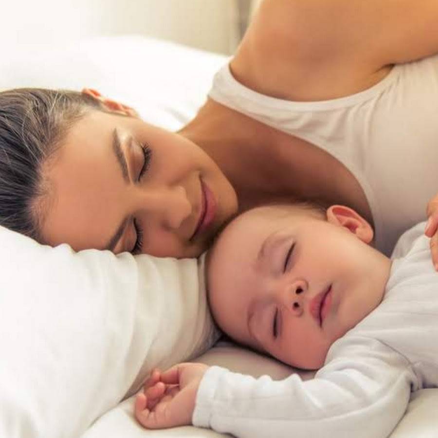 Совместный сон с ребенком: надо ли спать маме вместе с малышом