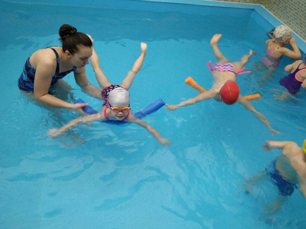 Как научить ребенка плавать в 1 и в 2 года и стоит ли проводить обучение малышей раннему плаванию в бассейне?