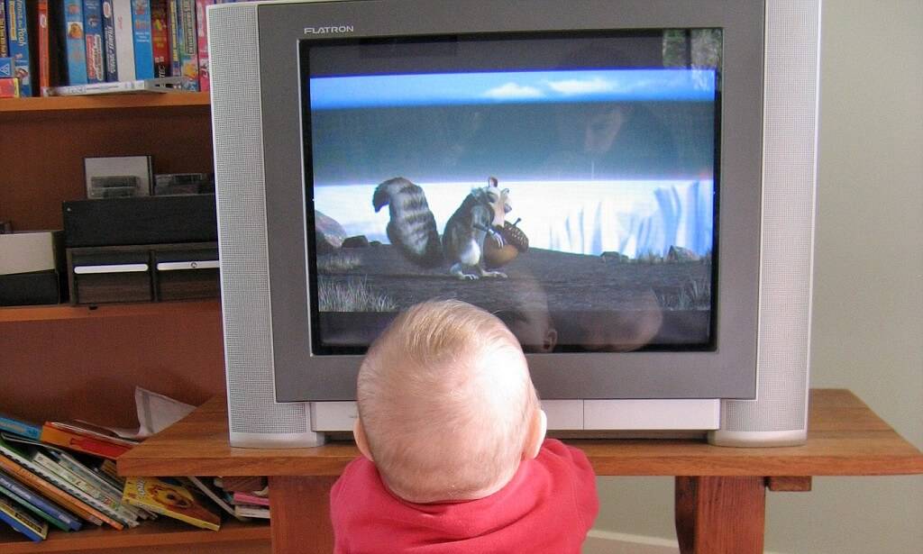 Когда ребенку можно смотреть телевизор: какие передачи и с какого возраста