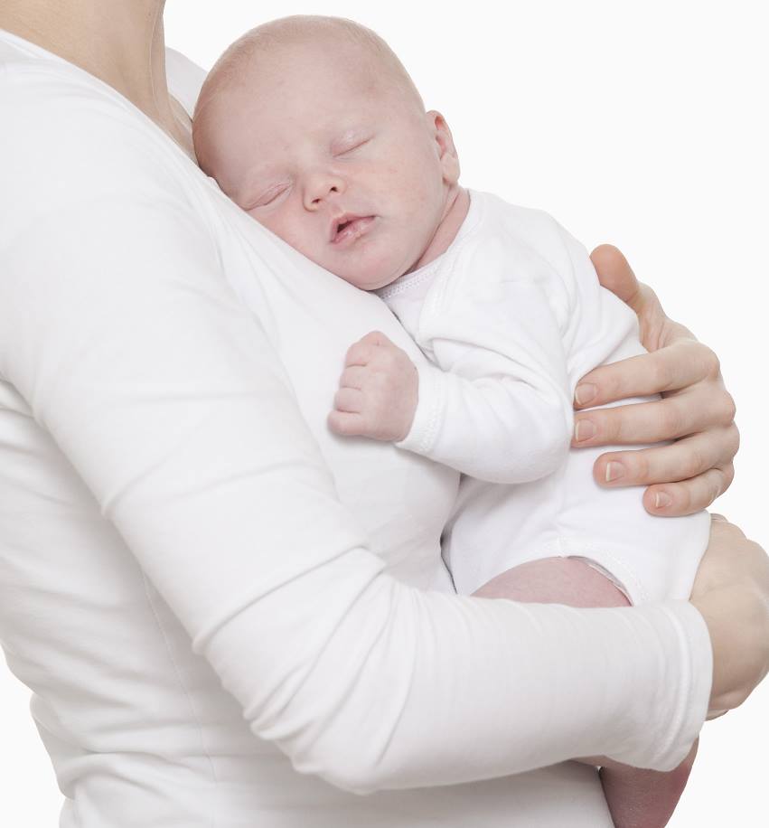 Как правильно держать новорождённого столбиком после кормления