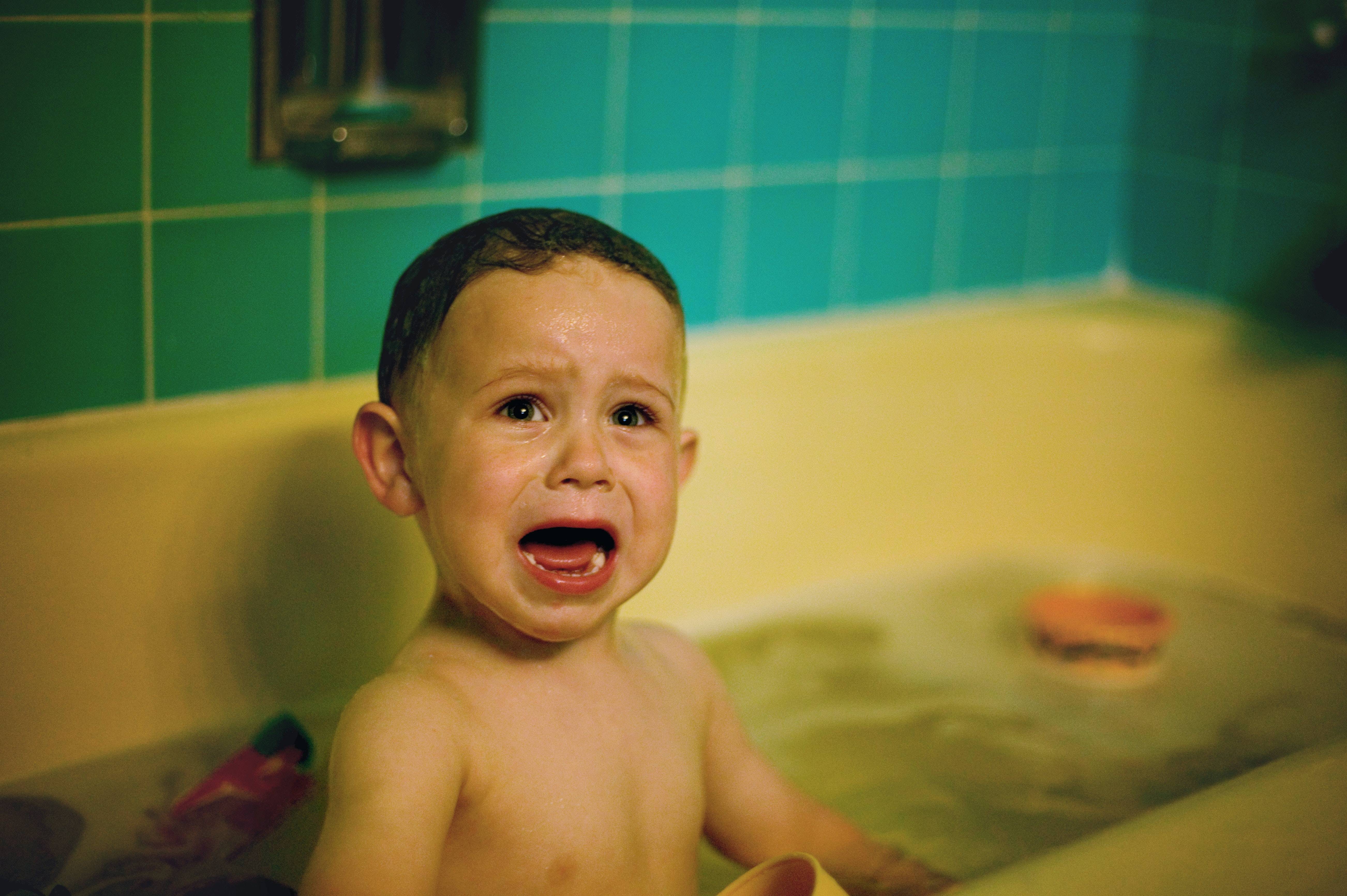 Папа сын в ванной. Дети моются в ванной. Мальчик в ванной. Купается в ванной. Мальчишки в ванной.